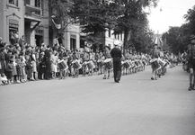 831705 Afbeelding van een band met Utrechtse padvinders, een groep in de optocht ter gelegenheid van Koninginnedag, op ...